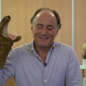 Thomas d'Ansembourg nous présente ici les caractéristiques du langage chacal et du langage girafe pour illustrer nos habitudes de fonctionnement, de communication et la manière dont nous pouvons les faire évoluer pour : ☝️ Améliorer la qualité de nos relations 💥 Prévenir et résoudre les conflits 📣 Communiquer avec confiance et authenticité 💞 Comprendre et mieux vivre avec nos émotions 🌱 Identifier nos élans de vie et nos besoins profonds 🎭 Mieux nous connaitre Extrait du séminaire d'introdu