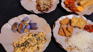 8.9K views · 65 reactions | Ihsan Tarore Menjajal Pedas Nikmat Ayam Geprek Petualang | MAKAN RECEH #makanreceh #makanrecehtrans7 #TRANS7 #kuliner #kulinermurah #kulinerviral | TRANS7 | Facebook