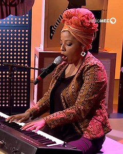 Um hino! A #RádioMEC traz a pianista e arranjadora Maíra Freitas com sua versão para o clássico "Feeling Good", consagrado na voz potente de Nina Simone. 💃🏿🎼. Nesta quarta (21) tem #JazzLivre em homenagem à cantora americana que fez da música uma bandeira contra o racismo. Na versão brasileira, Maíra gravou com o grupo baiano Ilê Aiyê. A composição está no CD "Piano e Batucada". Aqui, o trecho é do Acervo EBC/TVE, do programa Estúdio Móvel, gravado em 2016. 🎷 Jazz Livre | De segunda a sexta,