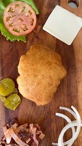 Nada le gana a la explosión de sabores que experimentarás con nuestro Domplin de Tripleta 🇵🇷💪. Imagina esta combinación perfecta: jamón de sándwich, jamón ahumado, pastrami y queso suizo, todos reunidos en un bocado que te dejará sin palabras 😋🍴. En Domplines de Juana Díaz, llevamos la tradición y el sabor de Puerto Rico a otro nivel. ¡Haz tu pedido online y recógelo calentito y listo! losdomplines.com #puertorico #domplines #puertoricanfood #juanadiaz #losdomplines #eatlocalpr #puertoricoe