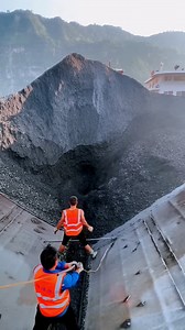 116K views · 1.1K reactions | Barge unloads 5000 tons of iron ore | USA Machines Channel | Facebook