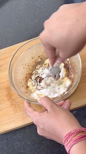 978K views · 1.8K reactions | Ekbaar chocolate cake aise bana loge toh har baar aise banaoge .. isse meine bina oven , bina refined flour, bina eggs aur bina white sugar ke banaya hai | Chef Tanvi Singhal Ingredients: 1/2 Cup curd 1/2 Cup jaggery / gud 1/4 Cup melted butter 1 Cup wheat flour / atta 2 tbsp cocoa pwd 2 tbsp milk pwd 1 tsp baking powder 1/4 Tsp baking soda 1 Cup milk 1/4 Cup choco chip 1 tbsp cooking oil Salt | Chef Tanvi Singhal | Facebook