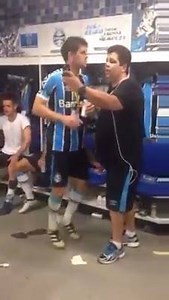 uihiuhaiuahaiuahuiahauihuiahaiua Toda vez que eu chego em casa, a barata da vizinha está na minha cama. Toda vez que eu chego em casa, a barata da vizinha está na minha cama. Diz aí Pifador o que "cê" vai fazer. Eu vou comprar um Kanneman pra me defender. Diz aí Pifadoro que "cê" vai fazer. Eu vou comprar um Kanneman pra me defender. Ele vai dar uma kannemada na barata dela. ( x4 ) Curte essa arte Vídeos - Futebol Arte, foda hein? kkkkkkkk | Maestro pifador