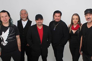 Celebra a mamá y sorpréndela con un concierto privado de Alux Nahual