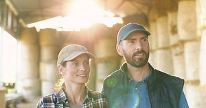 Young Couple Farmers Walking Barn Wih: vídeo stock (100% livre de direitos) 1058259883 | Shutterstock