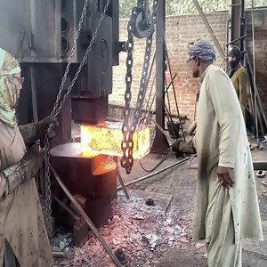 Heavy duty hand skill of making a big compressor crankshaft | Maria Eduarda Amaral
