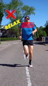 At the start of my recent triathlon run, I was hunched up. Yes me the running coach, with bad form. after a few kms of focusing on my and actively relaxing smy shoulders to reduce tension. Often poor form is carried in to your running from sitting at the computer all day. In my case it was from riding my bike in race position for over 2 hrs Also when we try to run fast we tighten up. Do self checks while running 👉Are your fingers relaxed or clenched ? 👉Are your shoulders relaxed and level ? 👉