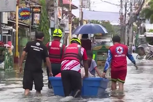 TV PATROL: Sand bags na inilagay sa nasirang river wall sa Navotas, gumuho rin | ABS-CBN News