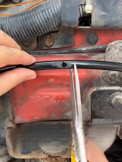 $500 tow truck bill or a $20 quick fix? 🛠️ Don’t let a snapped air line ruin your haul. This emergency kit is a total lifesaver. Get yours today! 👇#trucker#trucklife#mechanic#carrepair#roadsideassistance