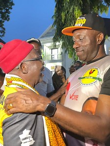 See di moment 90 year old Pa Soludo hug im son Prof. Charles Soludo wey bi APGA candidate for di Anambra 2021 Governorship Election. Dem hug for inside im house for Isuofia, Aguata LGA. Na Soludo dey lead but INEC neva announce di winner. | BBC News Pidgin