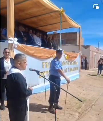 📣 FUERTE LLAMADO DE ATENCIÓN DEL PADRE ITALO DURANTE EL ACTO POR EL ANIVERSARIO DE VILLA CASTELLI‼️ En medio del acto oficial por el aniversario de Villa Castelli, un momento inesperado marcó la jornada: el padre Italo tomó la palabra e hizo un contundente llamado de atención dirigido a las autoridades presentes, entre ellas el intendente y el diputado del departamento. El sacerdote, visiblemente conmovido por la situación que atraviesa la comunidad, expresó su preocupación por diversas problem