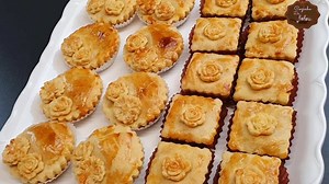 Novidade! Mini Torta de Frango| Essa derrete na boca! Oi gente, nesse video eu vou te ensinar uma receita coringa para você fazer e vender. Se você gostou dessa receita compartilhe, eu irei ficar muito feliz! Receita: Recheio 3 colheres de sopa de óleo 1 cebola média picada Alho em pó a gosto 400 g de peito cozido e desfiado Extrato de tomate a gosto 50 ml de água 1 colher de chá bem cheia de chimichurri 250 g de creme de leite Massa 200 g de manteiga 2 gemas de ovo 100 g de iogurte 1 colher de 