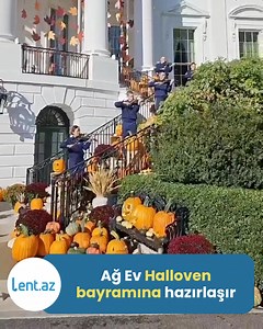 🎃 Ağ Ev "Halloven" bəzəklərinə bürünüb Ağ Evin arxası rəngli yarpaqlardan ibarət çələnglərlə bəzədilib. Meydançaya balqabaqlar səpələnib, binanın üzərinə isə "Halloween 2025" yazılmış lövhə asılıb. | Lent az