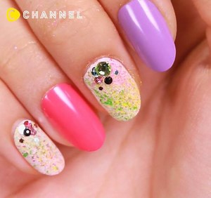 39K views · 2.4K reactions | ใช้แปรงสีฟันดีดสีต่างๆ บนเล็บที่ทาพื้นสีขาวไว้แล้ว ติดเพชรเพิ่มอีกเล็กน้อย ได้เล็บ Multi-color แบบดีงาม | C Channel | Facebook