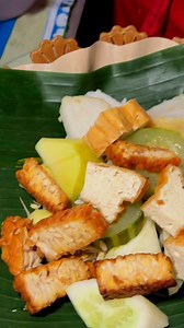 Kikilnya gak dihitung yang penting cukup dan pantes! Rujak Cingur Mak Tio Jl. Genteng Bandar I Surabaya. | Budiono Sukses