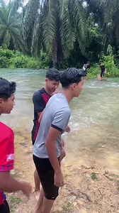 Mandi air jernih dah best dah, tapi bila dengar niat abang ni terus pelik. kenapa mandi wajib dekat sungai pulak bang 🥹 Kredit: TikTok resahop0 | Bawang Rangers