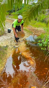 6.7K views · 53 reactions | Panning for gold in a dry river that is rocky and rusty #goldpanning #goldprospecting #lookingforgold #goldhunter #goldnugget #Hiking #golddiscovery #golddust #FindingGold #goldmining | Afrizul Izul | Facebook