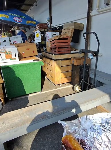 Makes me want a hot dog real bad 🥨🌭 #amish #farmersmarket #pennsylvania #lancaster #hotdog | Laurainamishcountry