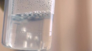 Close-up Prefilled Bubble Humidifier Bottle Sterile: Stockvideos & Filmmaterial (100 % lizenzfrei) 1038855401 | Shutterstock