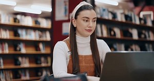 Студент, мышление и женщина с ноутбуком,: стоковое видео (без лицензионных платежей), 3613208039 | Shutterstock