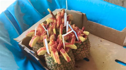 ¿Has probado las piñas locas que venden en las playas de El Salvador? Por cierto nuestro amigo Nechito anda de enamorado regalando piñas a su amiga Pao🤤🤤 | El Salvador ES Nais