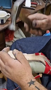 Šta vi nosite? 🤗 Cipele koje izrađuje @tangocefiro tj. naš dragi Branko Cvijetinović, već preko deset godina obuva ne samo instruktore Tango naturala i celu beogradsku zajednicu, već i tanguer@s širom sveta, uključujući i neke od zvezda tanga! Branko je sve ove godine izuzetno posvećen istraživanju i napretku tako da ne možemo reći da znamo njegovu obuću ako je nismo nedavno probali. Uvek prateći potrebe plesača, svaki model je urađen anatomski sa posebnim osvrtom na stabilnost i udobnost, ali 