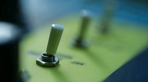 Gros doigt retournant blanc plastique interrupteur : vidéo de stock (100 % libre de droit) 3996296759 | Shutterstock