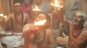 Maha Aarti Darshan at Kashi Vishwanath Temple 💐💐🙏🏻🙏🏻🕉️ Om Tryambakam Yajamahe Sugandhim Pushtivardhanam Urva Rukamiva Bandhanan Mrityor Mukshiya Mamritat. Om Namah Shivaya. Hara Hara Mahadeva. | Mantra, Kirtan, Bhajan, Spiritual Chants