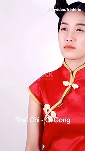 Découvrez notre routine quotidienne de Qi Gong et Tai Chi, conçue pour revitaliser votre corps et apaiser votre esprit. Cette vidéo vous guide à travers des exercices simples et fluides, combinant mouvements gracieux, respiration consciente et méditation, pour cultiver votre énergie vitale, le Qi. Adaptée à tous les niveaux, cette pratique ancestrale chinoise améliore la santé, réduit le stress et favorise un équilibre mental optimal. Accompagnée d’une voix off en français neutre et d’une douce 