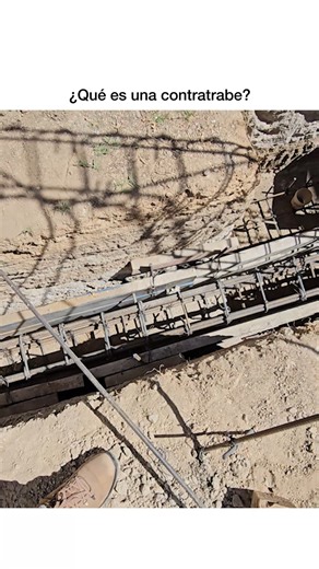 COLADO de CIMENTACIÓN PROFUNDA de MICROPILOTES en CASA OLIVOS | En Obra | Capítulo 04 En este episodio veremos la continuación del proceso constructivo de Casa Olivos, un proyecto el cual acorde al cálculo estructural se utiliza una cimentación profunda de pilotes, en este video veremos un poco más sobre el funcionamiento y composición y sobre el colado de la misma. Terreno: 11m x 30m ( 334m2) Construcción: 435 m2 Orientación: Sur Habitaciones: 4 Baños: 4 Pais: México Ciudad: Zapopan, Jalisco Ve