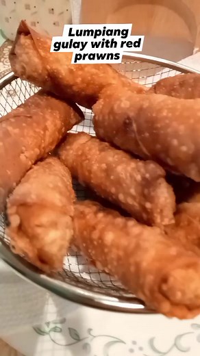 Fried lumpiang gulay Ingredients: garlic, onions, oyster sauce, fish sauce, bean sprout, cabbage, carrots, green beans, prawns or shrimp, wrapper, oil #lumpia #eggroll #everyone #recipeoftheday #food #meryendatoday #pinoyfood | Meilani Olano