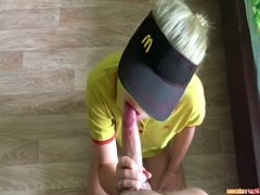 Mc D Mitarbeiterin in der Mittagspause