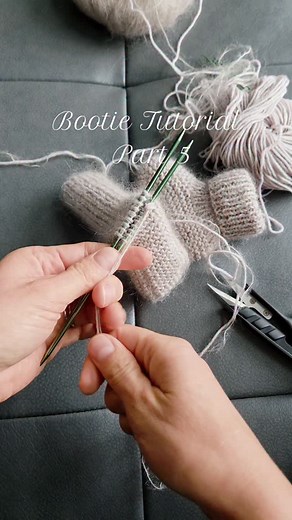 358K views · 11K reactions | Bootie Tutorial Part 5 This is my last Bootie Tutorial which is closing off the back stitches with a kitchener stitch. Again happy knitting. Should I show how I hide the yarn ends? | Katharina Janke | Facebook