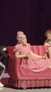 זוג שעבר לברלין לפתוח חומוסיה, בחורה צעירה שחלמה לגור בפריז, הייטקיסטים בדובאי בדרך לעשות אקזיט, ו4 חברות ילדות שעובדות בעגלות באטלנטה. "שלום לך ארץ", על האנשים שיצאו לחפש את עצמם בעולם הגדול וגילו שישראל היא לא רק מדינה, היא מנטליות. חוזרים להצגות נוספות מחר ומחרתיים, כרטיסים באתר❤️ | התיאטרון הקאמרי The Cameri Theatre