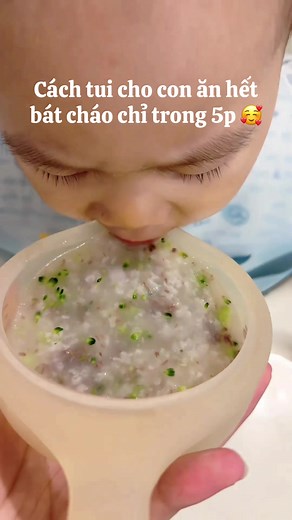 Bát ăn dặm silicon cho bé: Ai đã phát minh và cách dùng hiệu quả