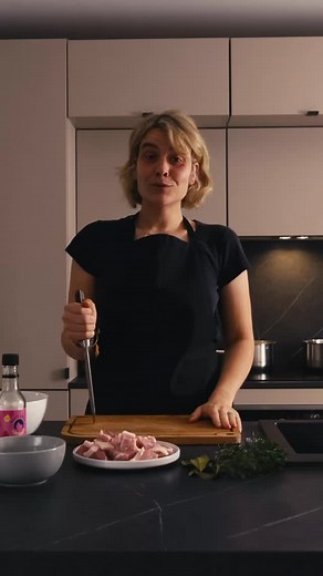 👩‍🍳 Les étapes : 1️⃣ Faites un caramel blond avec le sucre et un peu d’eau (astuce : utilisez une spatule bois ou plastique). 2️⃣ Ajoutez de l’eau pour déglacer et baissez le feu. 3️⃣ Ajoutez toutes vos épices, le bouillon cube, la sauce soja. 4️⃣ Faites cuire l’oignon dans ce bouillon parfumé. 5️⃣ Ajoutez le porc, laissez mijoter à feu doux 20 à 30 min. 🔥 L’objectif : que le bouillon devienne un sirop pendant que la viande confit. 6️⃣ Servez chaud, avec herbes fraîches et pourquoi pas des ca