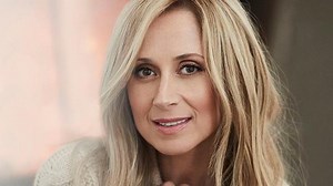 «Nos cœurs à la fenêtre» : Lara Fabian signe une chanson pour le personnel soignant