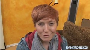 Rothaarige bläst und schluckt alles runter