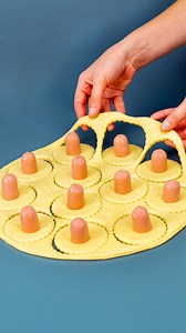 471K views · 3.6K reactions | Mi-am invatat toti prietenii cum sa faca cel mai rapid aperitiv din foietaj! Ingrediente: aluat foietaj: 500 g crenvurști: 6 buc ouă: 1 buc aluat foietaj: 600 g sos de roșii: 100 g mozzarella: 100 g aluat foietaj: 600 g usturoi: 10 g busuioc: 100 g parmezan: 80 g suc de lămâie: 10 ml ulei: 50 ml ouă: 1 buc cașcaval: 100 g pătrunjel: 10 g ulei: 15 ml boia de ardei dulce: 3 g sare: 3 g | Savuros.TV | Facebook