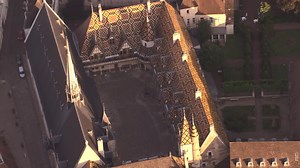 Pour la 7ème étape le Tour sillonne la Bourgogne. A ne pas manquer la visite des Hospices de Beaune, une merveille d'architecture gothique. Etape inspirante pour les amateurs de Premiers et Grands Crus ! ➡ Toutes les infos touristiques sur cette étape : http://po.st/E7Patrimoine | Le Tour de France