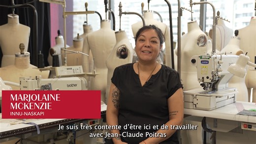 TRESSAGES - Artiste Innu-Naskapi Marjolaine McKenzie Marjolaine est comédienne et conteuse. Elle écrit, raconte et s’investit dans la co-création de plusieurs projets artistiques. Le 12 juin, lors du défilé-performance Tressages, elle présentera une cape réversible, pensée comme un symbole de mouvement et de dualité. L’étole de laine, chaude et enveloppante, protège la femme face aux rigueurs du Nord. À l’intérieur, la doublure de satin doré, ornée de la figure du caribou, incarne la force et la