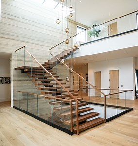 [Hot Item] Modern Timber Mono Stringer Staircase Straight Steel Oak Wood Stairs with Glass Railing and LED Light
