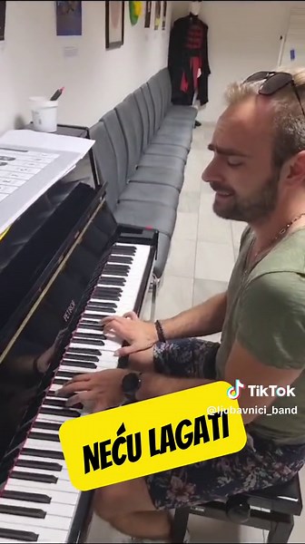 Prije svirke dočekao nas piano pa eto kad je već tu🎹🫶 Kupit ću ti cvijeće, i prsten od zlata Samo stavi ruke svoje, oko moga vrata #kupitcuticvijece💐 #ljubavnici #novo