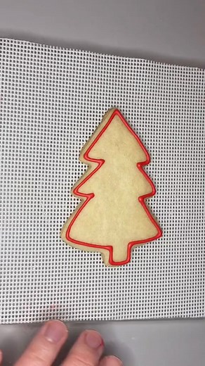 Wet on wet Christmas tree #royalicing #wetonwet #cookiedecorating #smallbusiness #christmascookies #su | Southstreetcookies