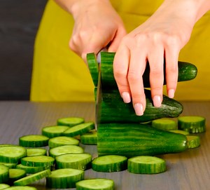 528K views · 2.9K reactions | The easiest ways to cut and peel your food  | 5-Minute Crafts Teens | Facebook