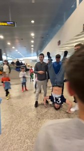 Andrei Radu cu fanii în aerport 🤣 a pornit un trend al nostru 🤸‍♂️ | Ultima Fază