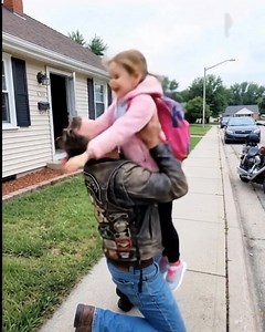 Den lilla flickan som kallar mig ”pappa” är inte min — men varje morgon klockan 7 dyker jag upp för att följa henne till skolan. Hennes riktiga pappa sitter i fäng3lse för att ha ddat hennes mamma. Jag är bara motorcyklisten som hörde henne gråta bakom en container för tre år sedan.** Jag är femtiosju. En man som har tillbringat fler år på vägen än i något hus. Jag har kört tvärs över landet fler gånger än jag kan räkna, sovit under broar, på motell och på vänners soffor. Familj? Aldrig haft någ