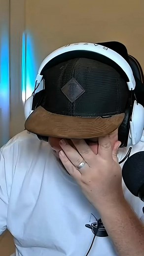 Gizmo's Hilarious Scare Moment with Daz Games