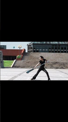 Exhibición de Kung Fu: una chica hermosa demostrando técnicas de espada china (dao)
