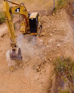 Precision in Motion: Caterpillar 320B Excavator and Mini Dump Truck 5t Redefine Excellence in Soil Cutting and Loading | Ideas Hermosa | Facebook